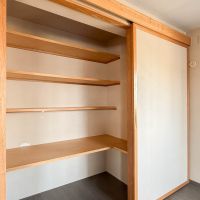 杉並区高円寺北の売買物件/奥行きにある収納スペースを改装して、デスクも兼ねられるような仕様に。大きな引き戸を閉めれば隠すこともできます