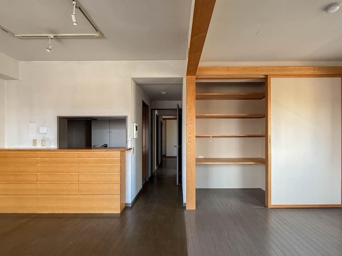 杉並区高円寺北の売買物件/バルコニー側からリビングをみて