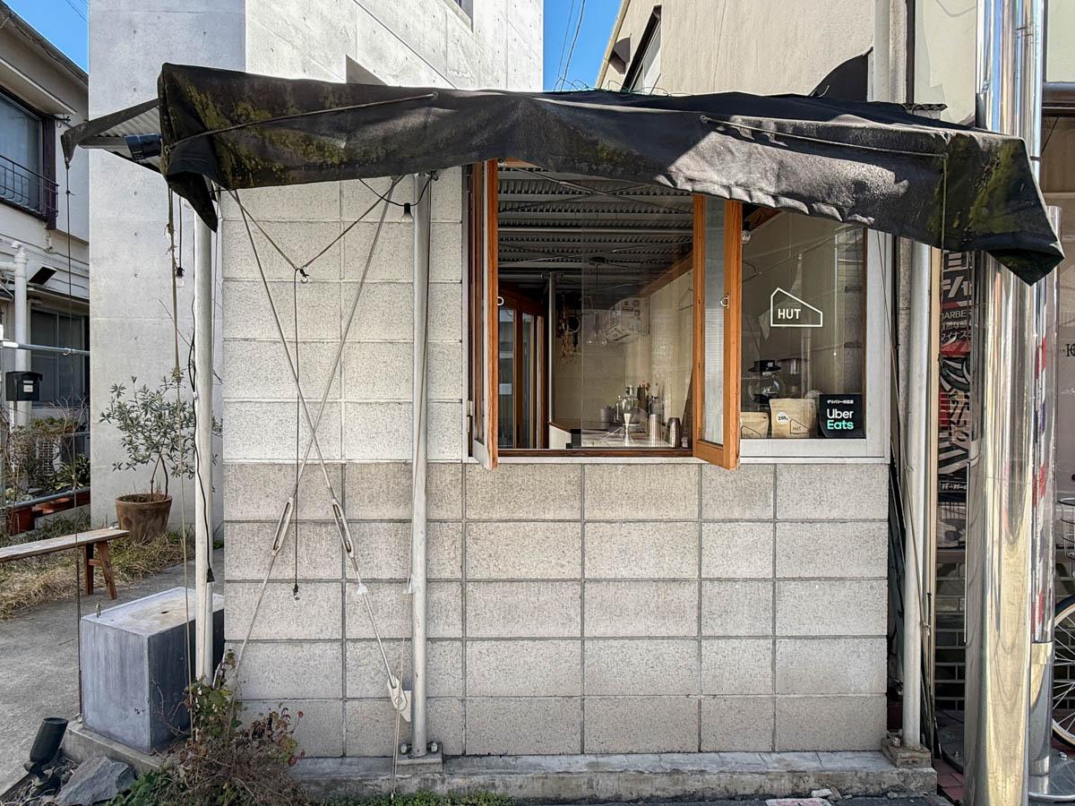 練馬区栄町の賃貸物件/商店街に向けてテイクアウトカウンターの小窓がつくられています