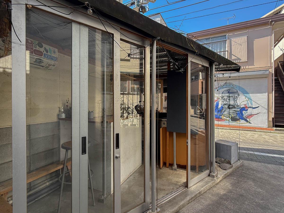 練馬区栄町の賃貸物件/小屋の脇から店内に入ることもできます