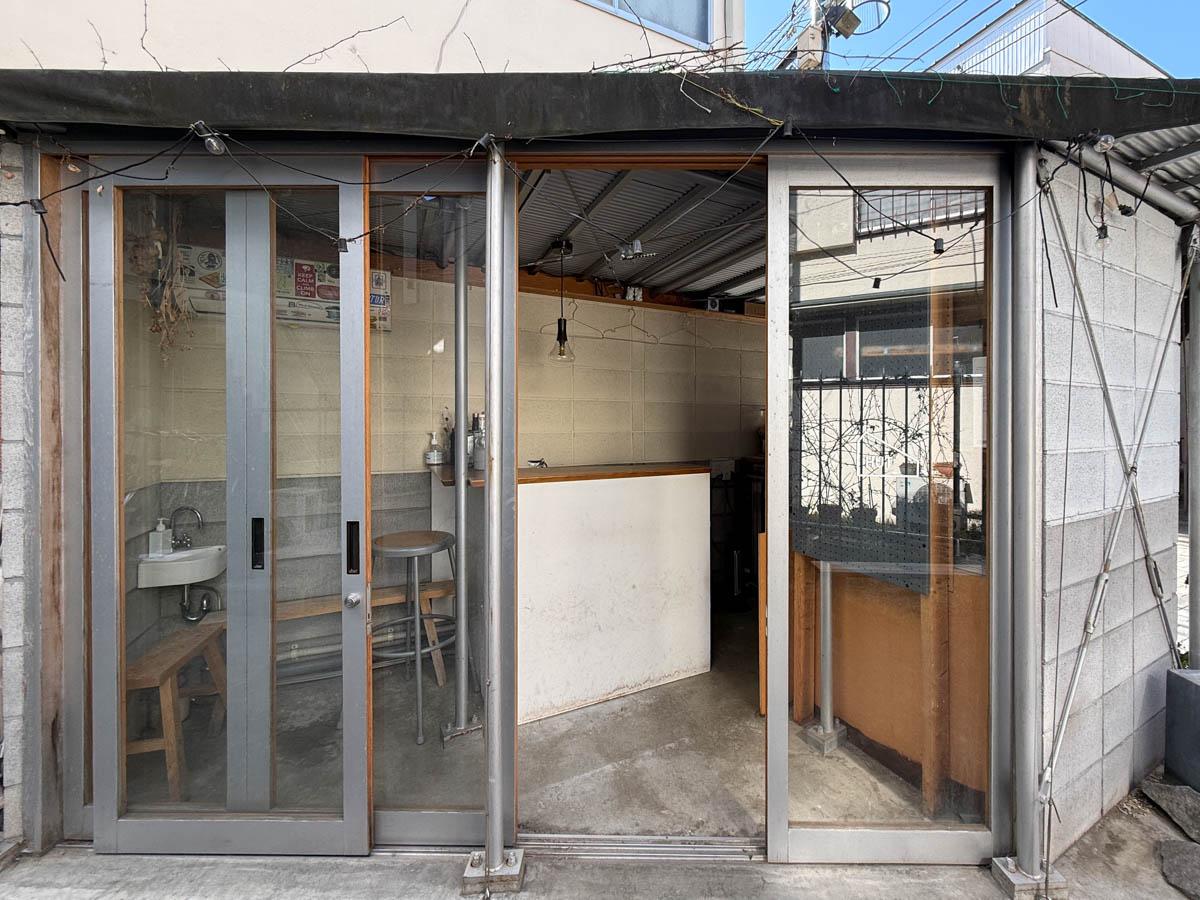 練馬区栄町の賃貸物件/木製のスライド引き戸を開けて店内へ