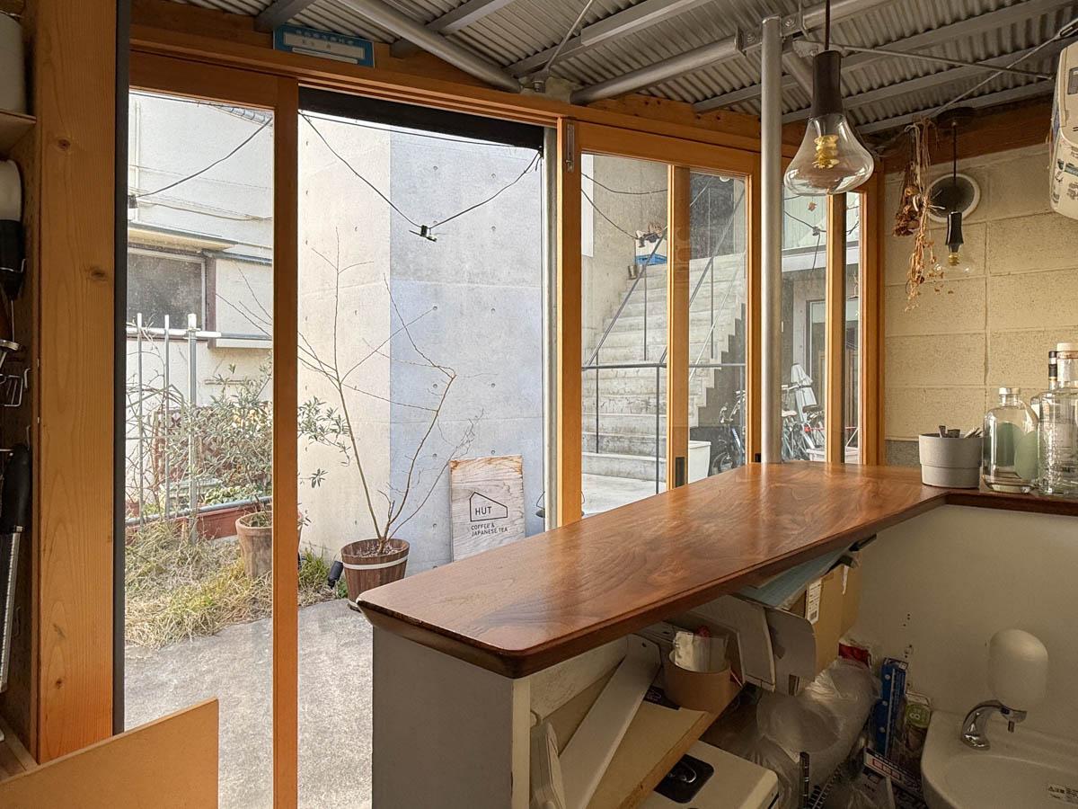 練馬区栄町の賃貸物件/カウンター内側から店舗入口を見る