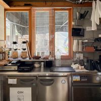 練馬区栄町の賃貸物件/厨房にはコールドテーブル、製氷器などが設置されています。グラインダーなどコーヒースタンドでつかっていた備品も引き継ぎ可能です