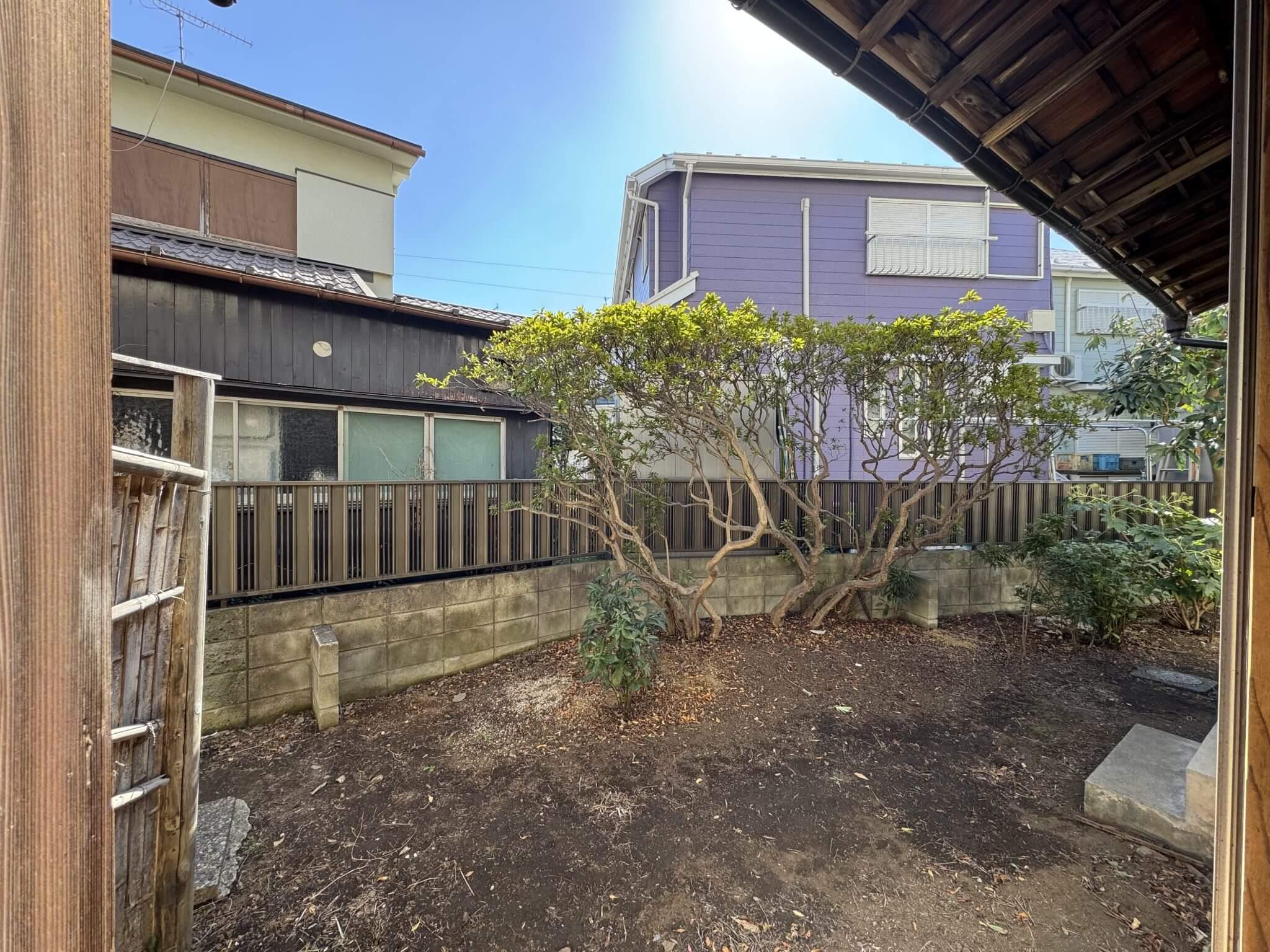 杉並区大宮の賃貸物件/縁側のとなりに、広めの庭がついています