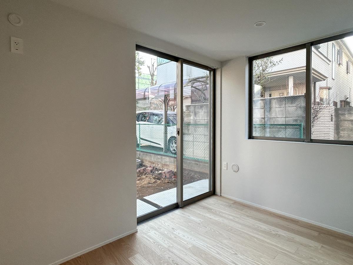 杉並区高井戸東の賃貸物件/【B号室】寝室は窓面積が多く、プライベートな空間