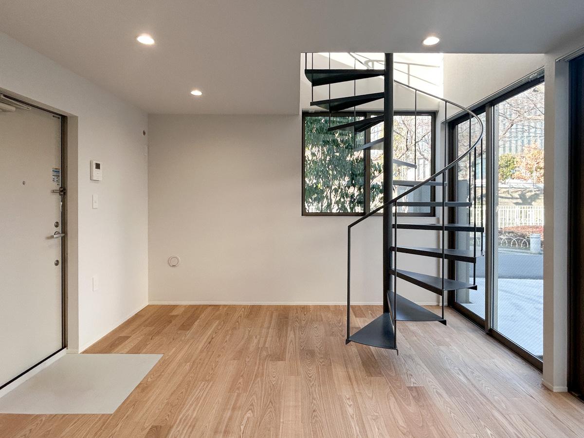 杉並区高井戸東の賃貸物件/【A号室】螺旋階段が特徴的な一室。前面道路と中庭からの視認性が良好