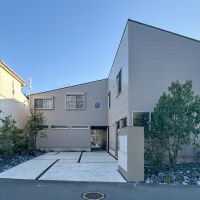 杉並区高井戸東の賃貸物件/建物外観。目の前には神田川