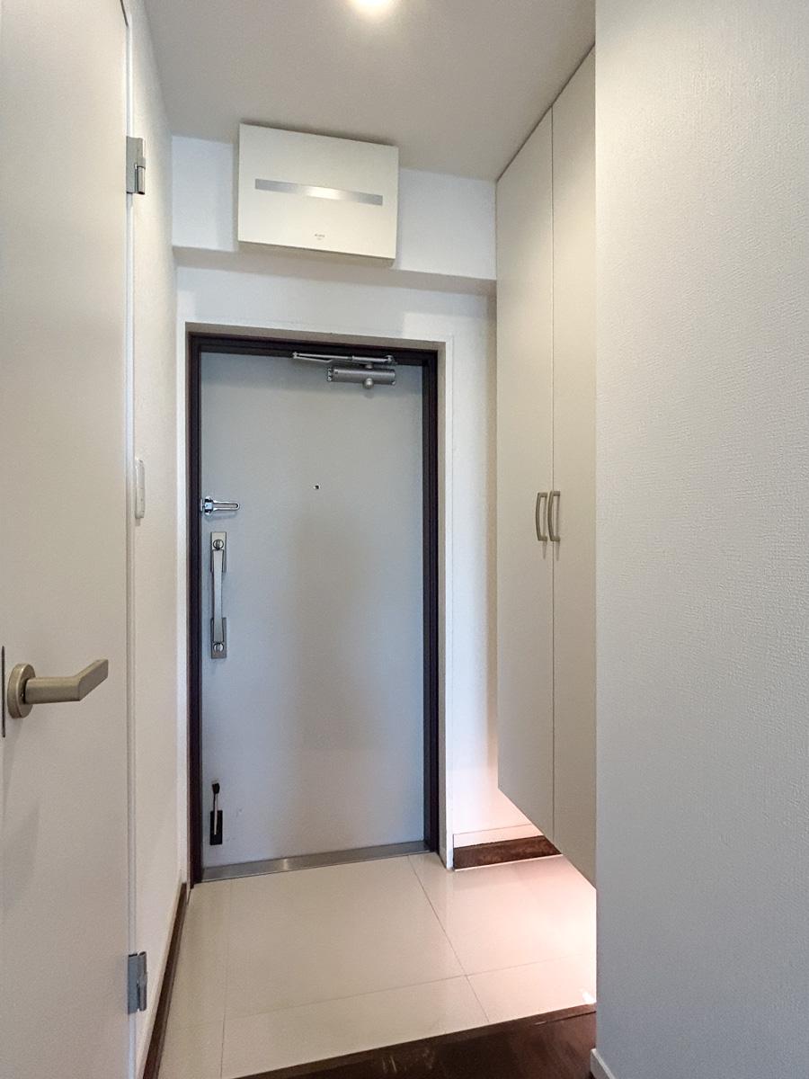 渋谷区神宮前の賃貸物件/玄関。そばには靴棚がついています