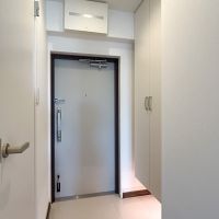 渋谷区神宮前の賃貸物件/玄関。そばには靴棚がついています