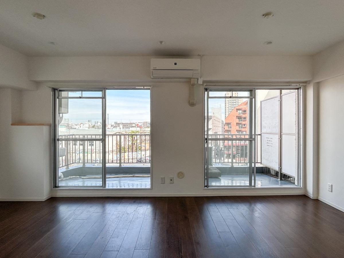 渋谷区神宮前の賃貸物件/リビングはワイドな窓。東向きのため、午前中はパーっと光が差し込んできます
