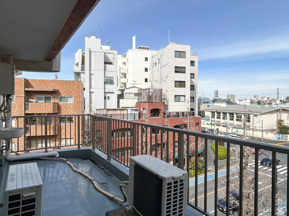 渋谷区神宮前の賃貸物件/ベランダもやや幅があります