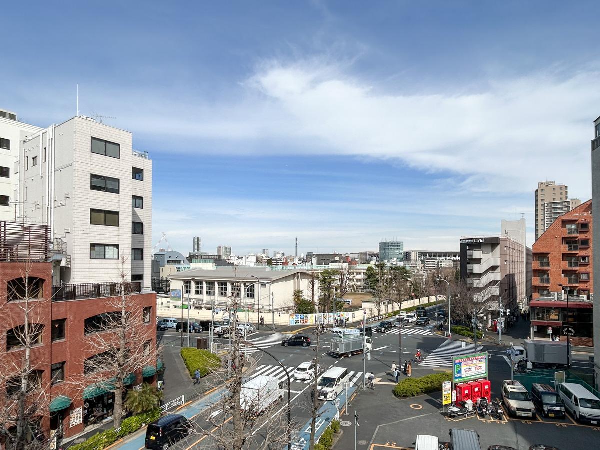 渋谷区神宮前の賃貸物件/眺めはダイナミックな交差点。人も車もたくさん往来しています