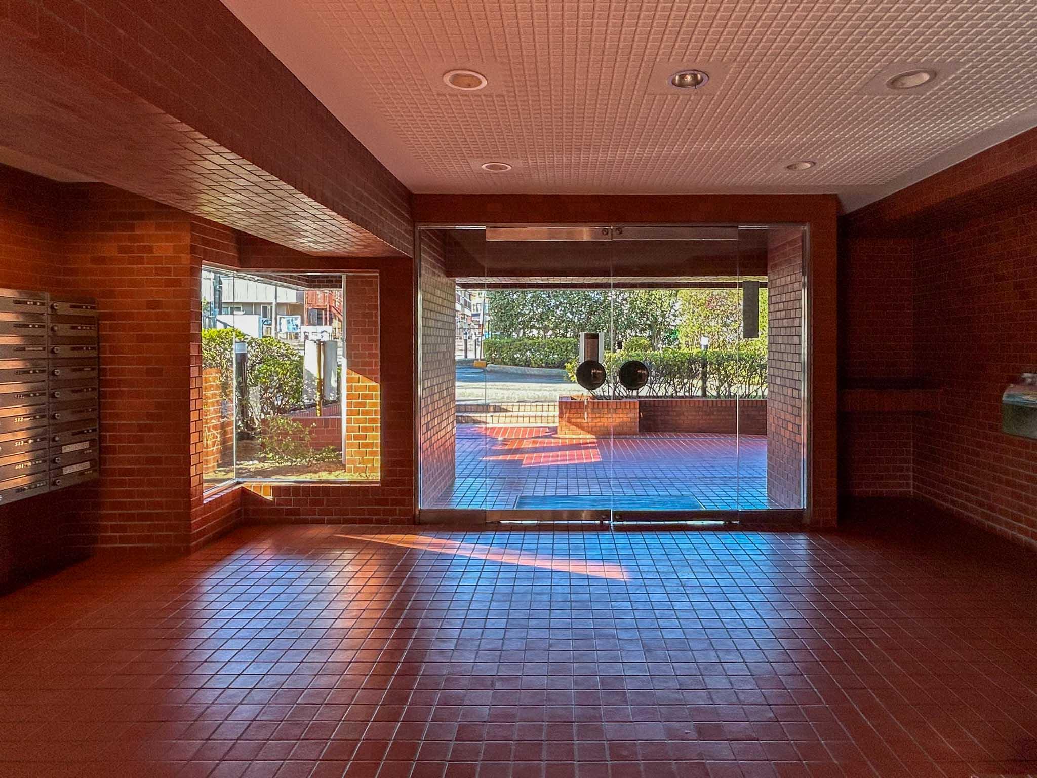 川崎市宮前区有馬の賃貸物件/レンガタイルが印象的なエントランスホール