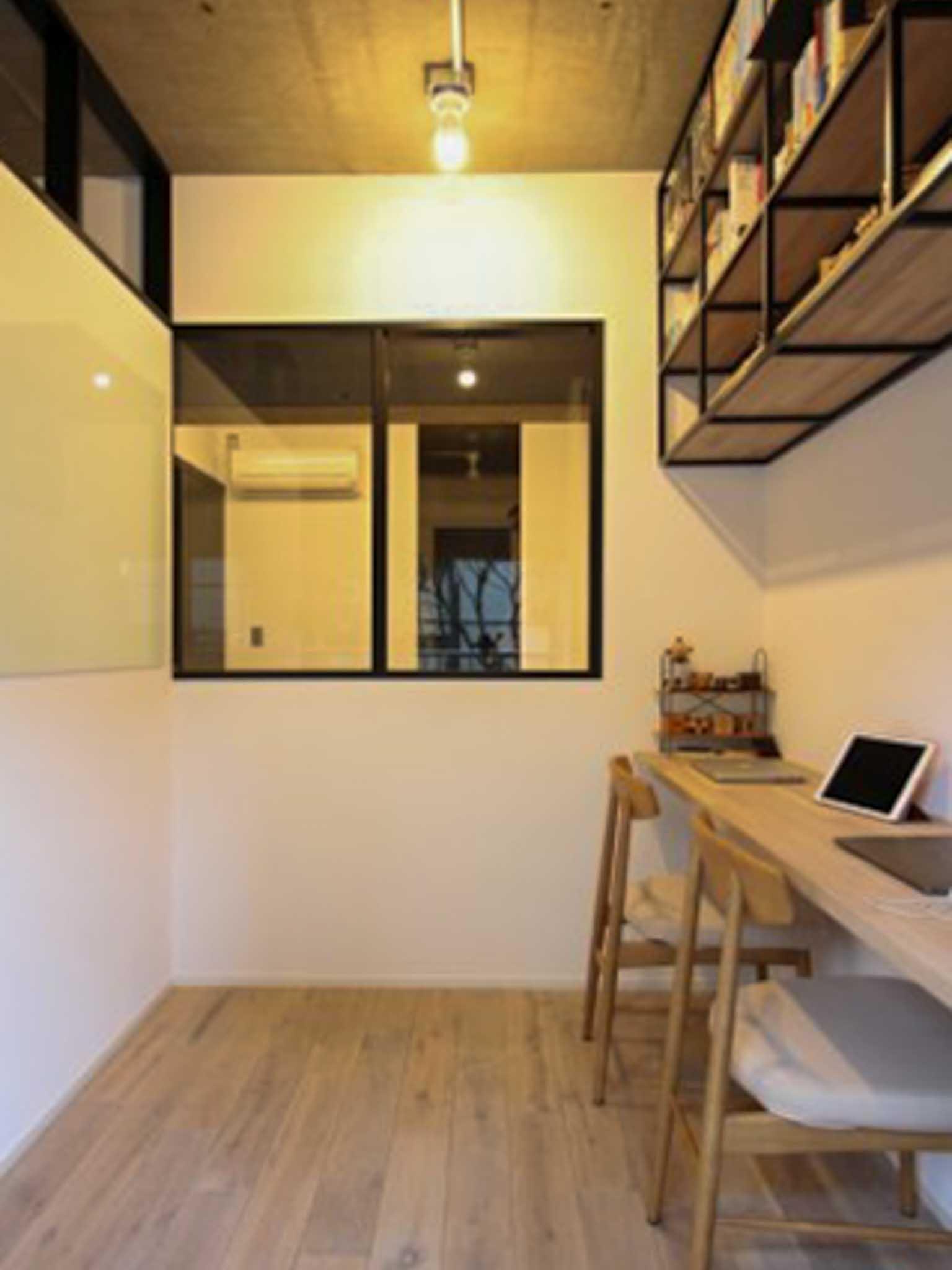 川崎市宮前区有馬の賃貸物件/スタディスペース。腰窓を通して、洋室の方にも視線や光が抜ける