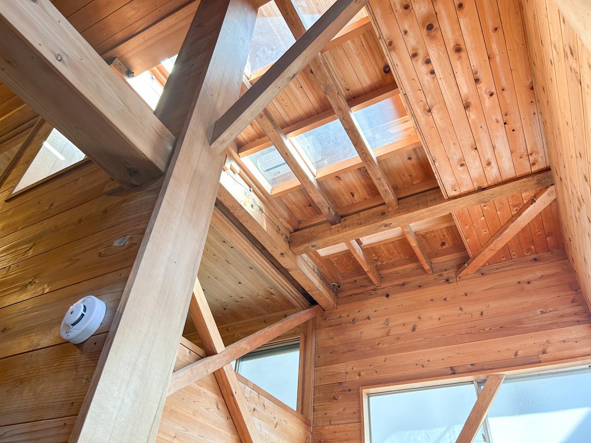 文京区千駄木の賃貸物件/天井高は最大で4.5mほど。2階の床ガラスから、1階へ光が差し込んできます