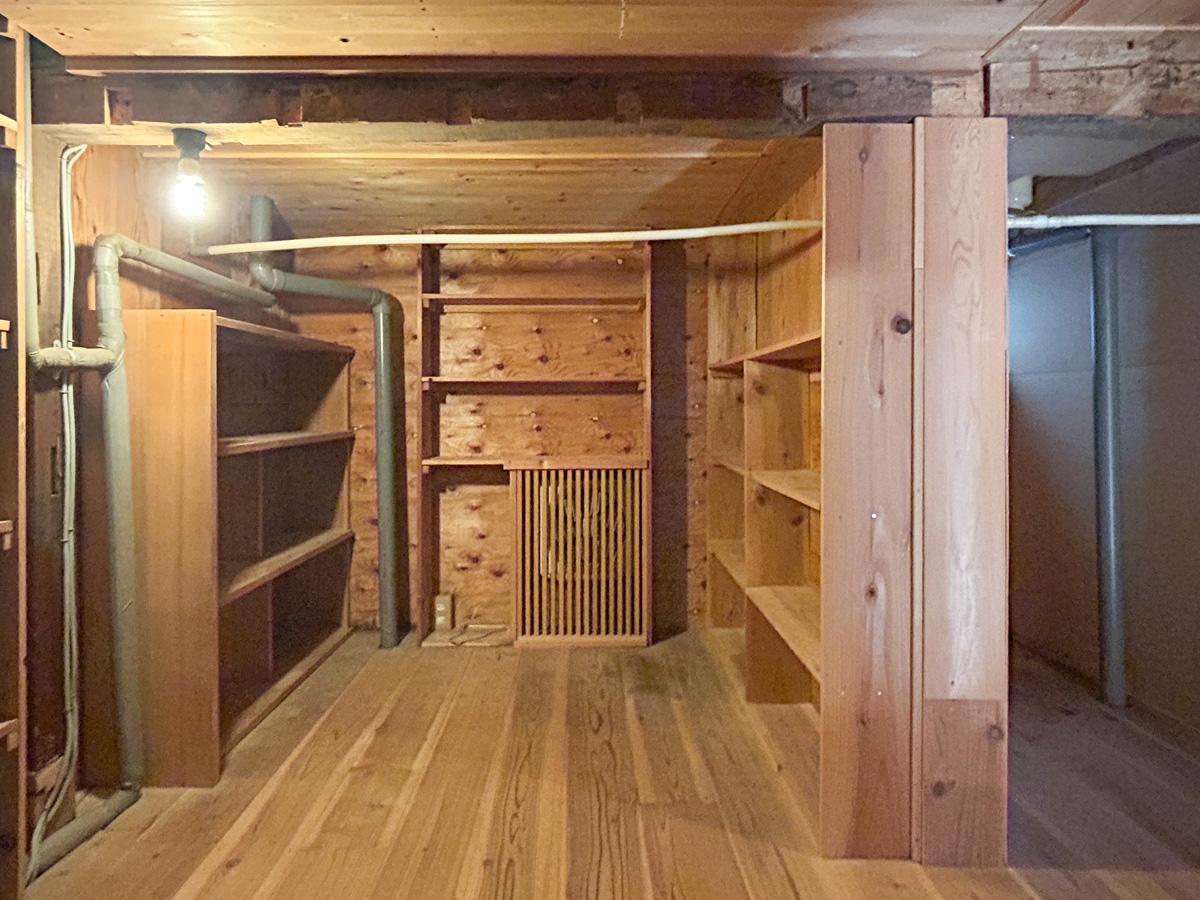 文京区千駄木の賃貸物件/1階の収納空間はどこか秘密基地のようなスペース。小さいお子さんであれば、ちょっとしたプレイルームとして活用できそうです