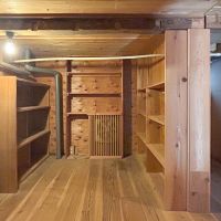 文京区千駄木の賃貸物件/1階の収納空間はどこか秘密基地のようなスペース。小さいお子さんであれば、ちょっとしたプレイルームとして活用できそうです