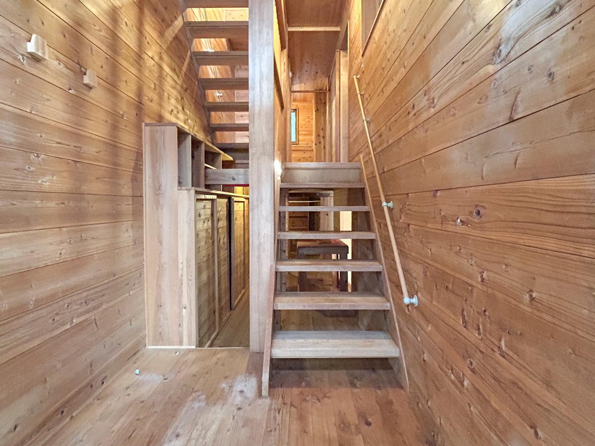 文京区千駄木の賃貸物件/1階の階段奥には広々とした収納空間が広がっています