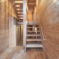 文京区千駄木の賃貸物件/1階の階段奥には広々とした収納空間が広がっています