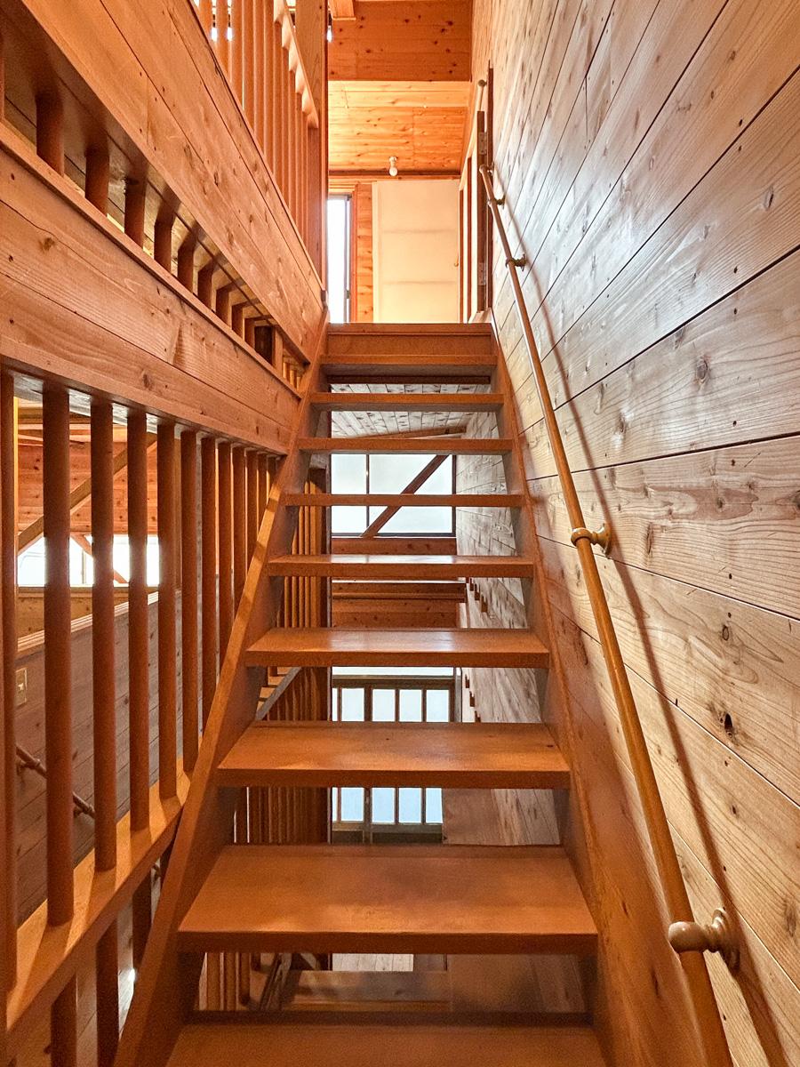 文京区千駄木の賃貸物件/階段の周りは手すりが充実。階段も比較的段数が多く、どんな年齢でも上り下りがしやすいようなつくりとなっています