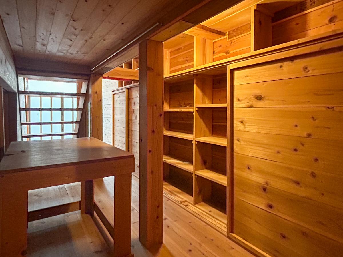 文京区千駄木の賃貸物件/1階の収納空間。天高は1.45mほど