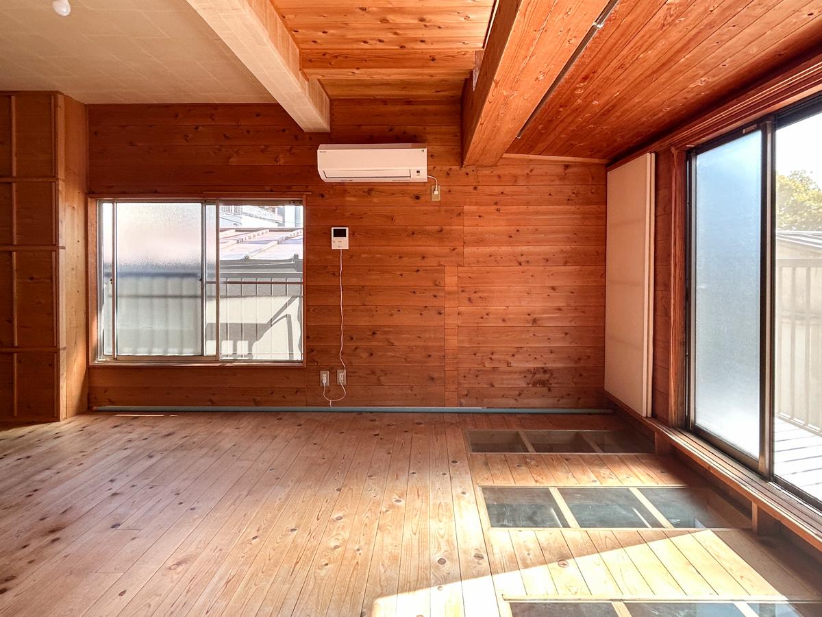 文京区千駄木の賃貸物件/２階LDK別角度から。２面の窓により、風もよく通ります