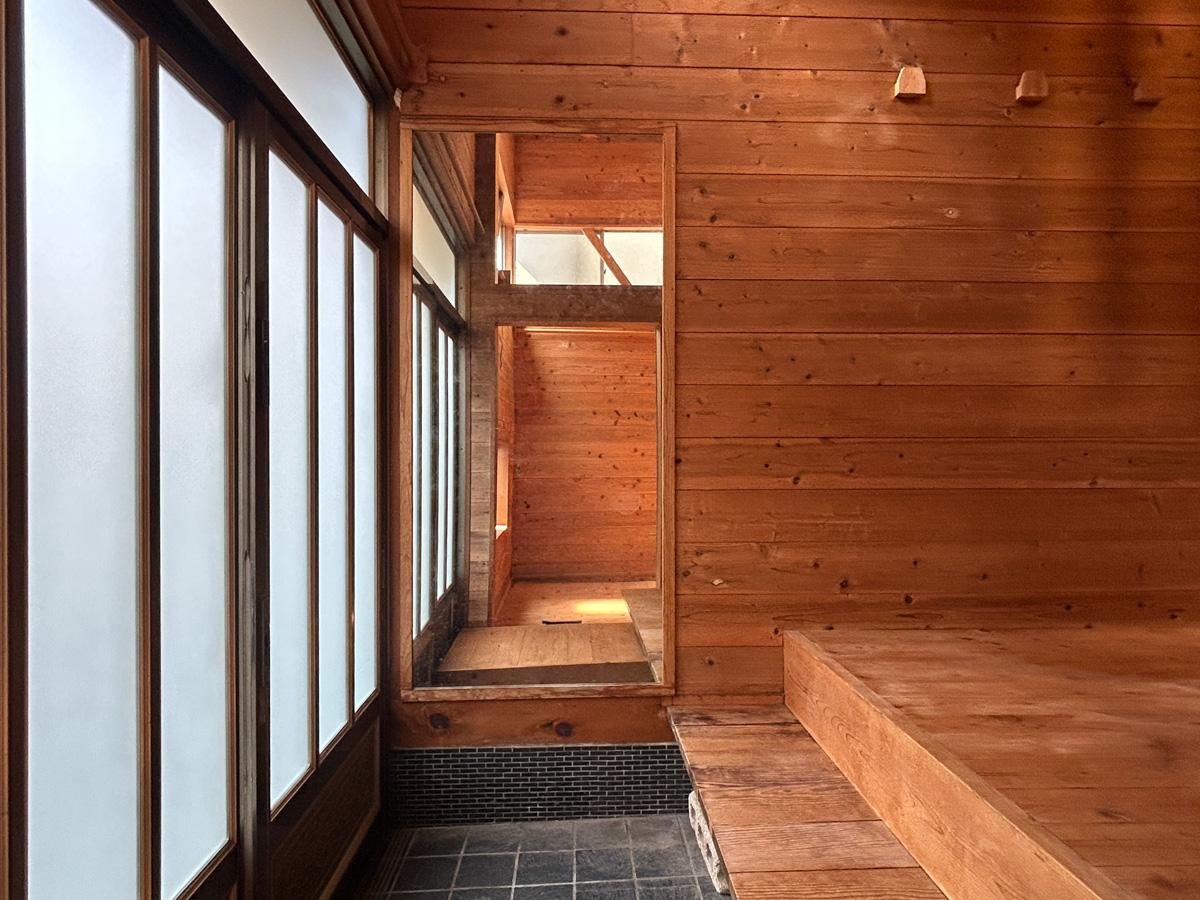 文京区千駄木の賃貸物件/玄関には大きな姿見がついています