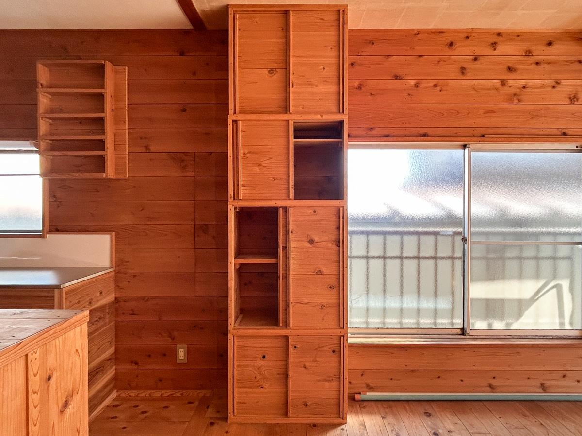 文京区千駄木の賃貸物件/室内にはオーナーが手がけた個性的な収納棚がたくさん