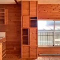 文京区千駄木の賃貸物件/室内にはオーナーが手がけた個性的な収納棚がたくさん