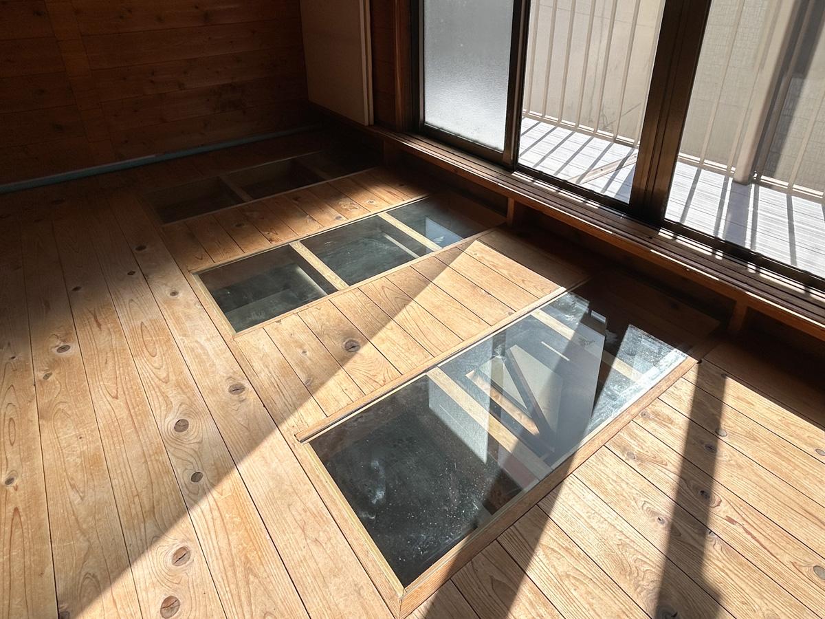 文京区千駄木の賃貸物件/2階の床ガラスは強化ガラス