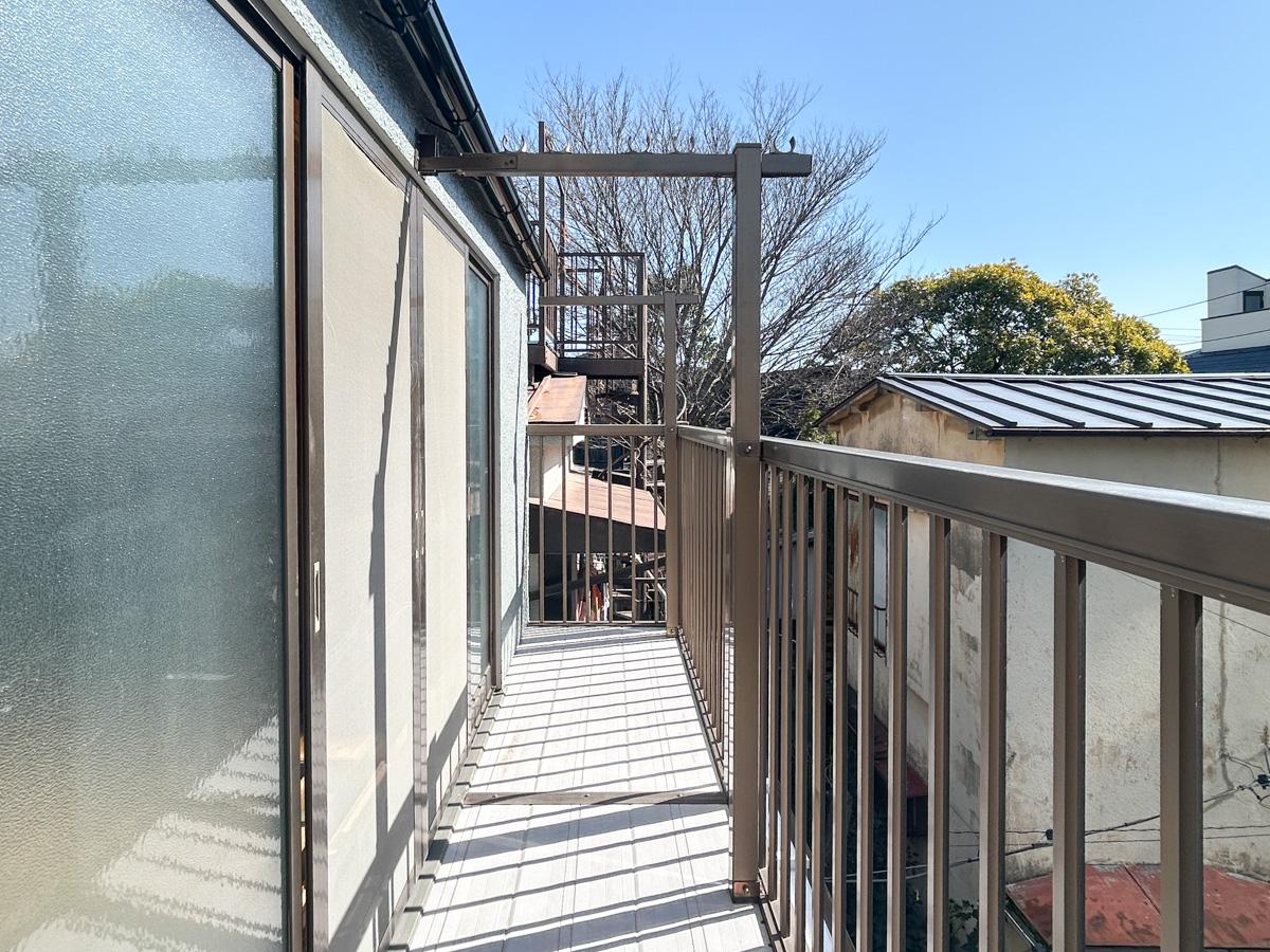 文京区千駄木の賃貸物件/2階LDKの窓の先にベランダがあります