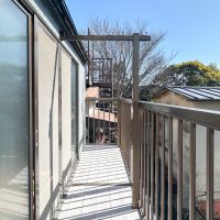 文京区千駄木の賃貸物件/2階LDKの窓の先にベランダがあります