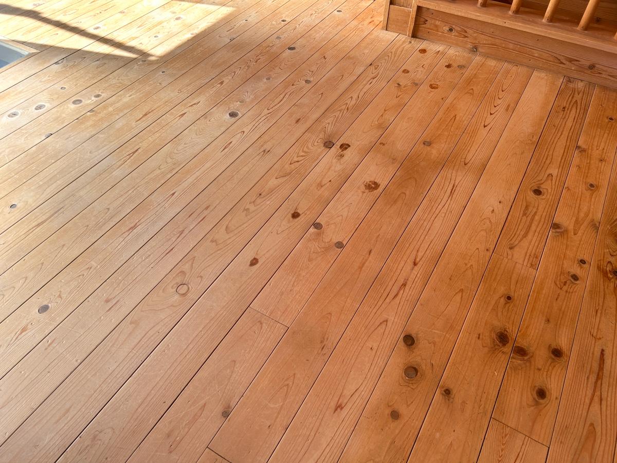 文京区千駄木の賃貸物件/床は檜の無垢板。いい具合に経年の質感が出ています