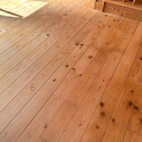 文京区千駄木の賃貸物件/床は檜の無垢板。いい具合に経年の質感が出ています