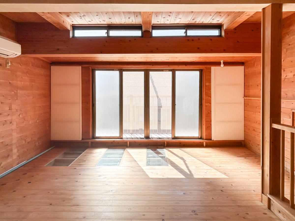 文京区千駄木の賃貸物件/めいいっぱいの光が差し込む２階のLDK。自然光が綺麗に無垢材に当たり、空間全体が優しい光に包まれていました