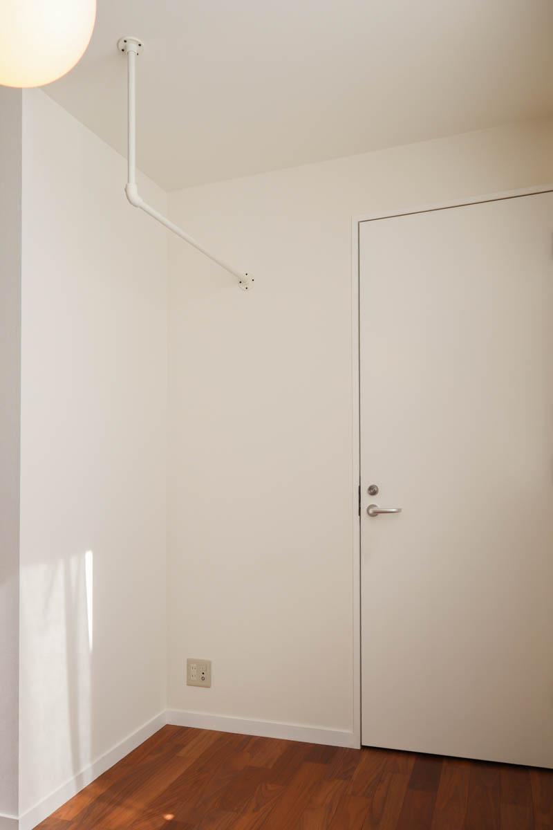 大田区山王の賃貸物件/バルコニーはありませんが、室内にはハンガーパイプがあります。 天気を気にすることなく、室内でしっかりと洗濯物を干せる環境です◎