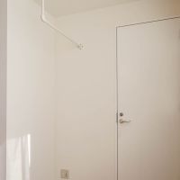 大田区山王の賃貸物件/バルコニーはありませんが、室内にはハンガーパイプがあります。 天気を気にすることなく、室内でしっかりと洗濯物を干せる環境です◎