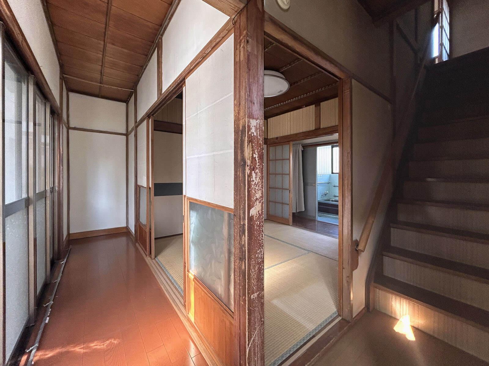 大田区大森中の賃貸物件/1F：玄関入ってすぐの縁側と居間、階段から2階へ進む