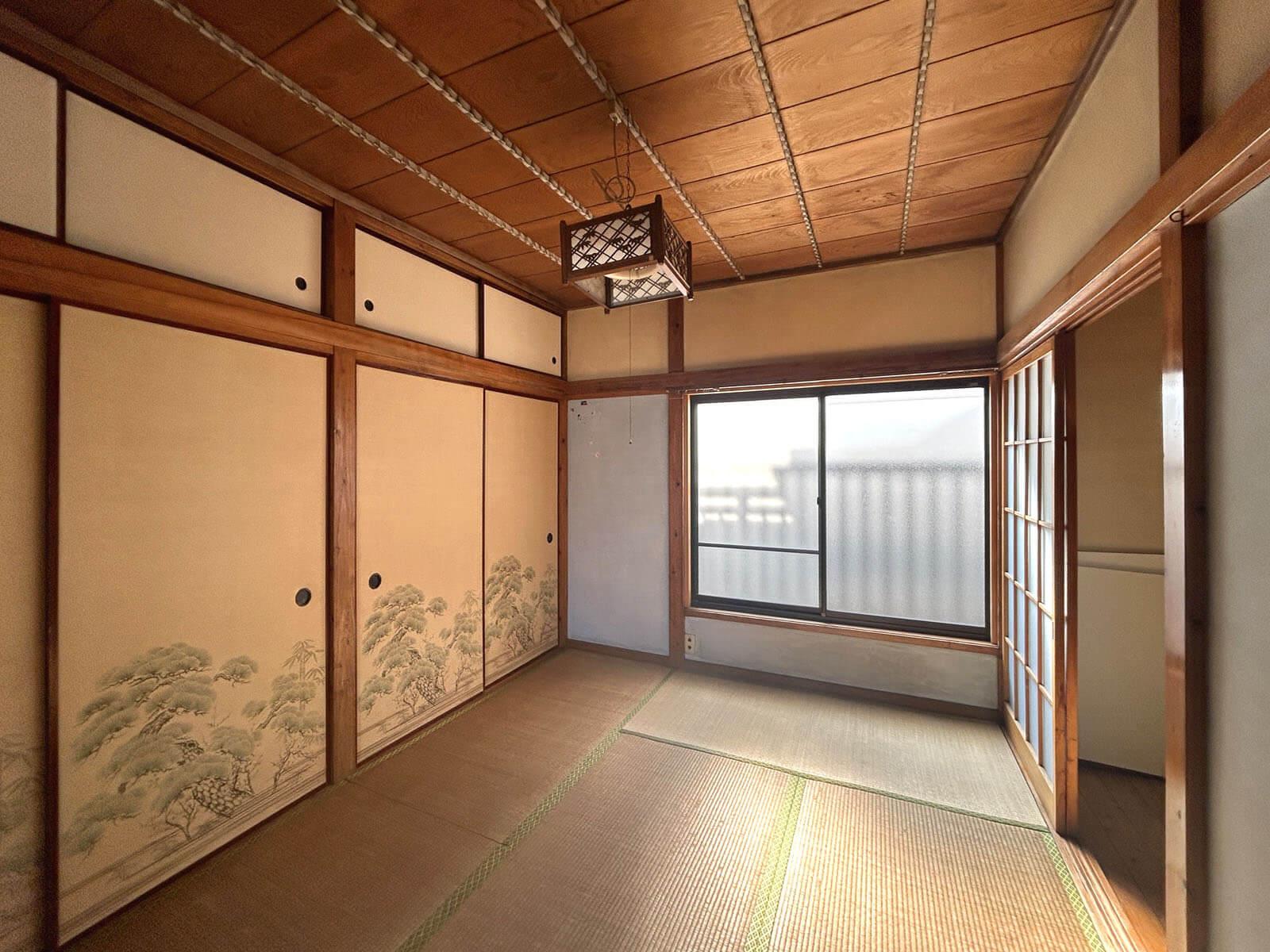 大田区大森中の賃貸物件/2F：天井や襖などすてきな設えが残ったよき和室