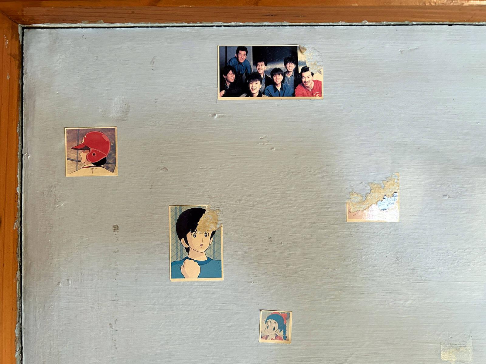 大田区大森中の賃貸物件/2F：水色の壁に懐かしの昭和なシールたち