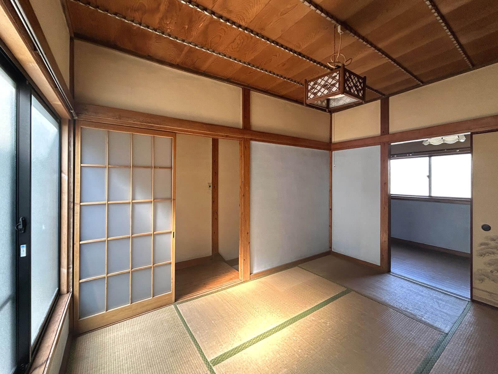 大田区大森中の賃貸物件/2F：左側はバルコニー、正面奥にはもう1つの階段が