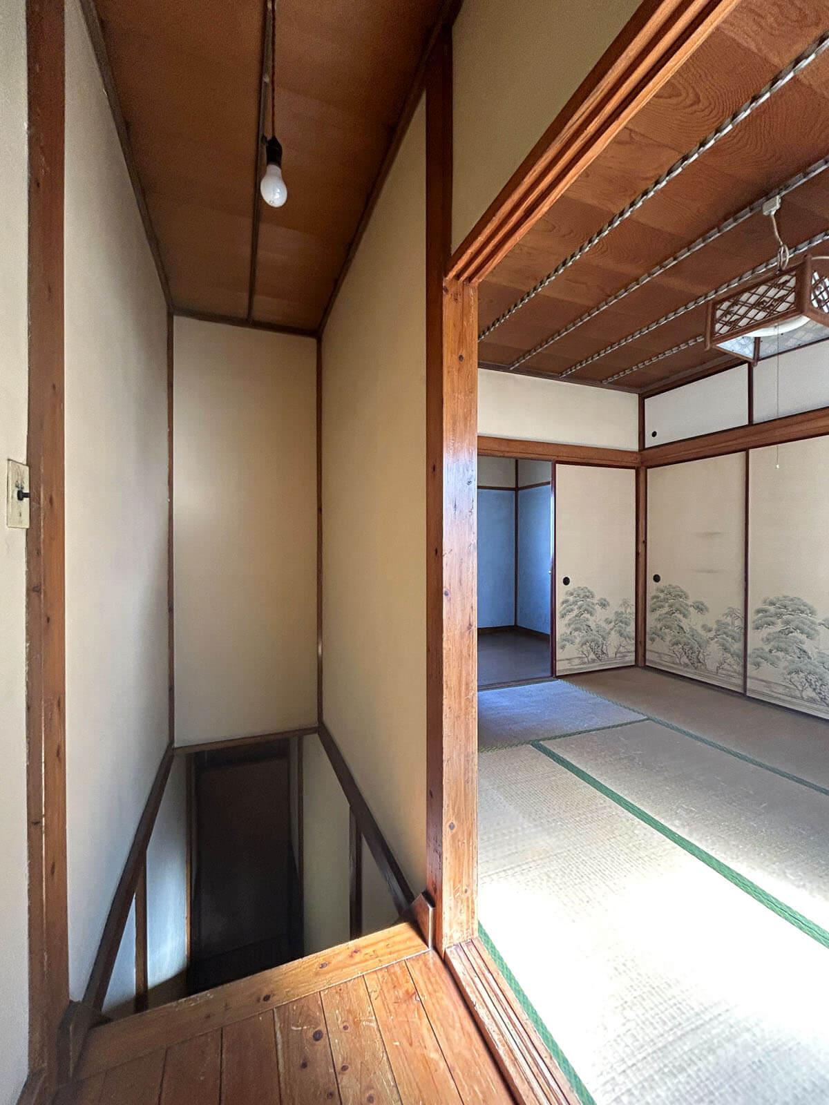 大田区大森中の賃貸物件/2F：昔はこの下に別の玄関があった様子、今は行き止まりとなった階段スペースをどう使いましょう？