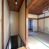 大田区大森中の賃貸物件/2F：昔はこの下に別の玄関があった様子、今は行き止まりとなった階段スペースをどう使いましょう？