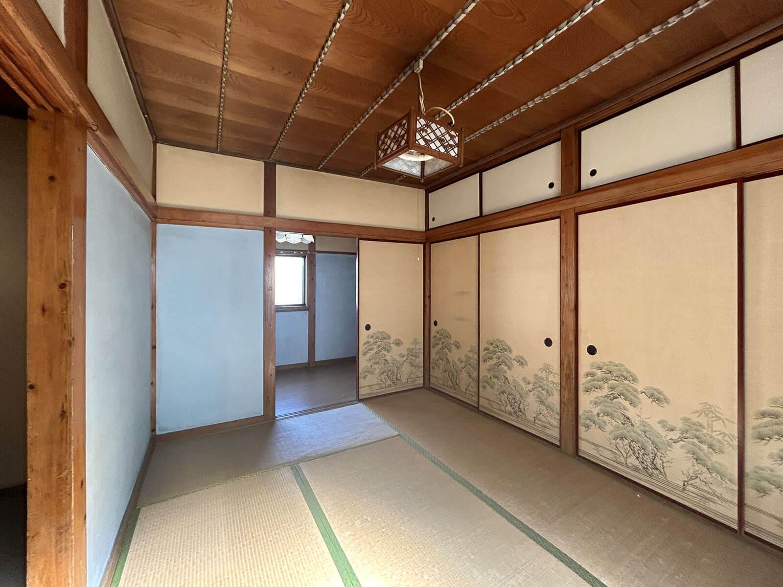 大田区大森中の賃貸物件/2F：再入手が難しそうな渋い絵柄の襖紙、張り替えるか否か悩ましいところ