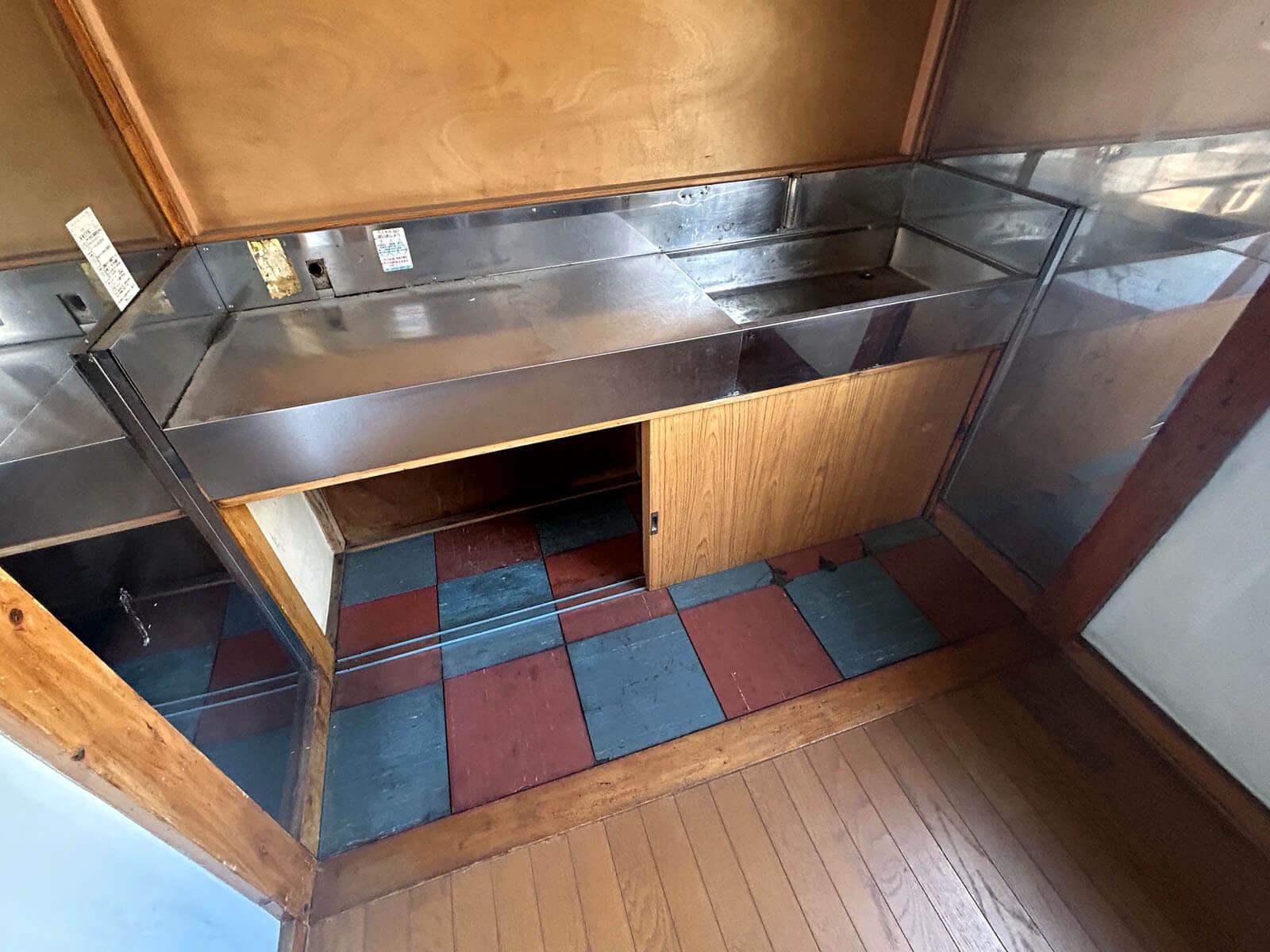 大田区大森中の賃貸物件/2F：昔の下宿みたいな流しと絶妙な配色の床！