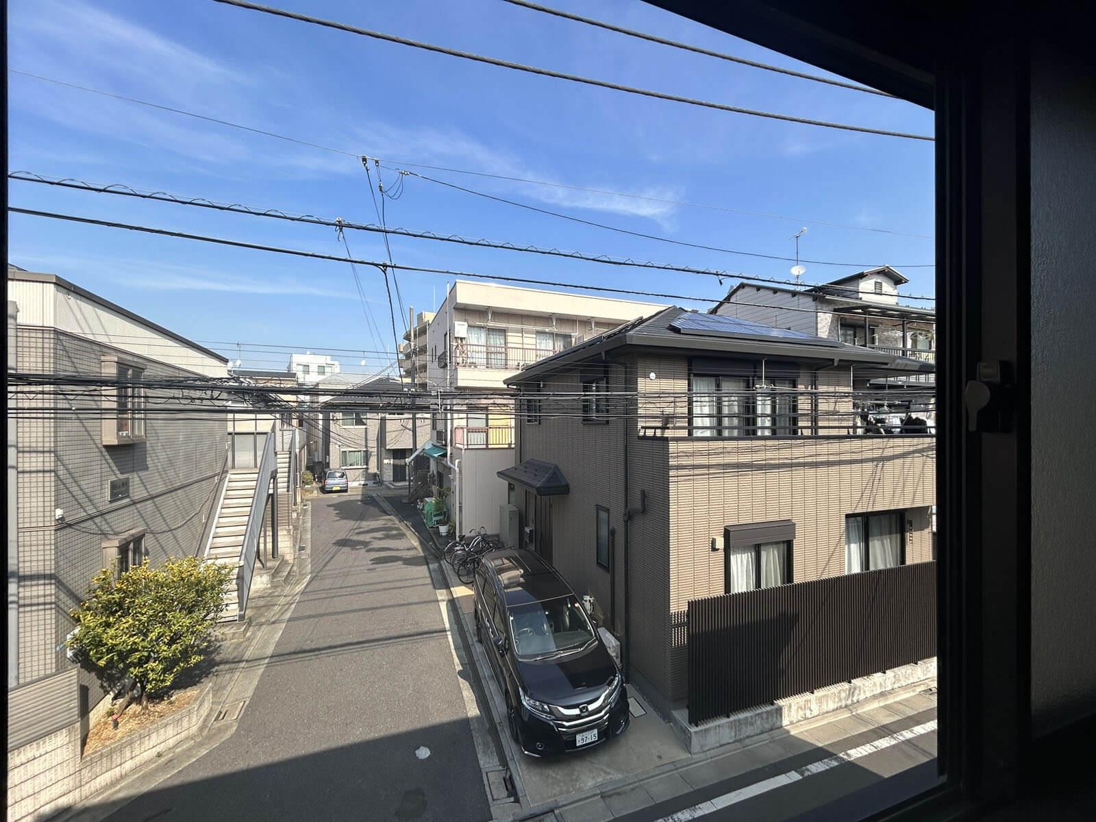 大田区大森中の賃貸物件/2F：流しの横から見下ろす住宅街