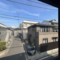 大田区大森中の賃貸物件/2F：流しの横から見下ろす住宅街
