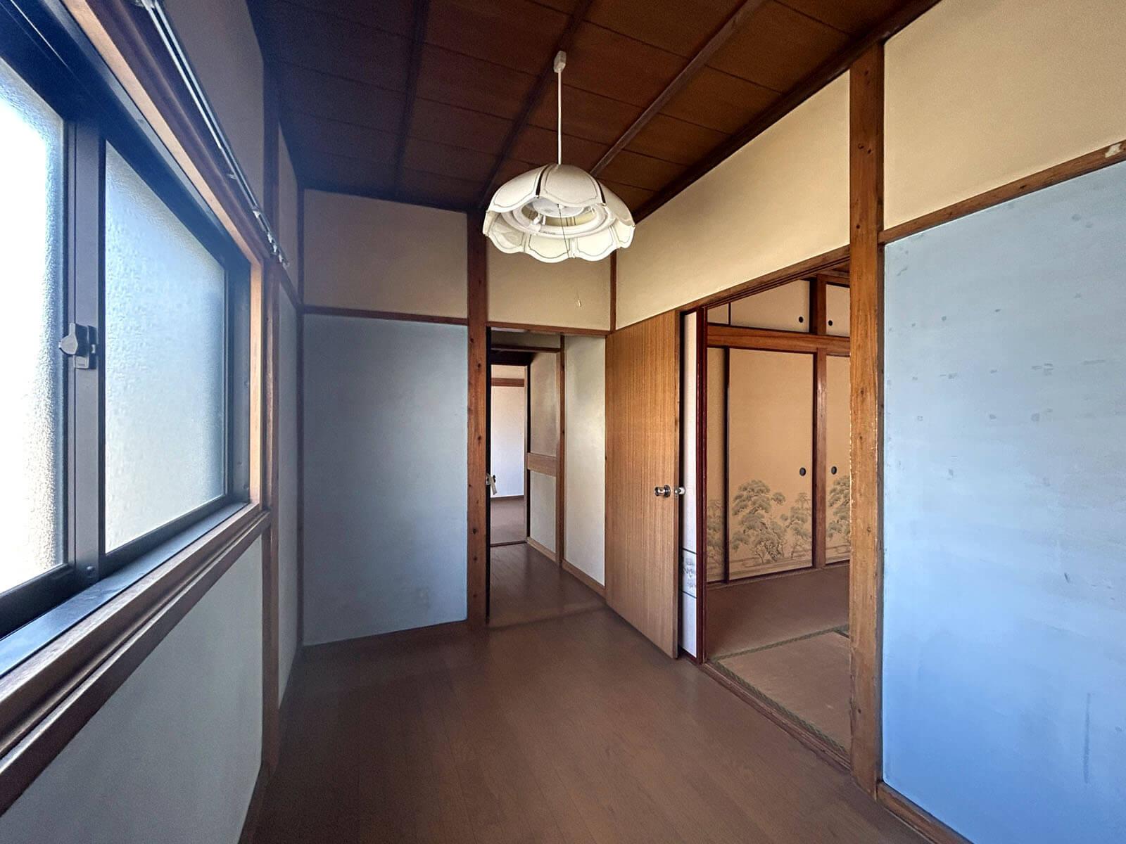 大田区大森中の賃貸物件/2F：いい違和感でここにも水色の壁、奥に進むと洋室エリアに