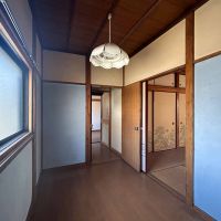 大田区大森中の賃貸物件/2F：いい違和感でここにも水色の壁、奥に進むと洋室エリアに