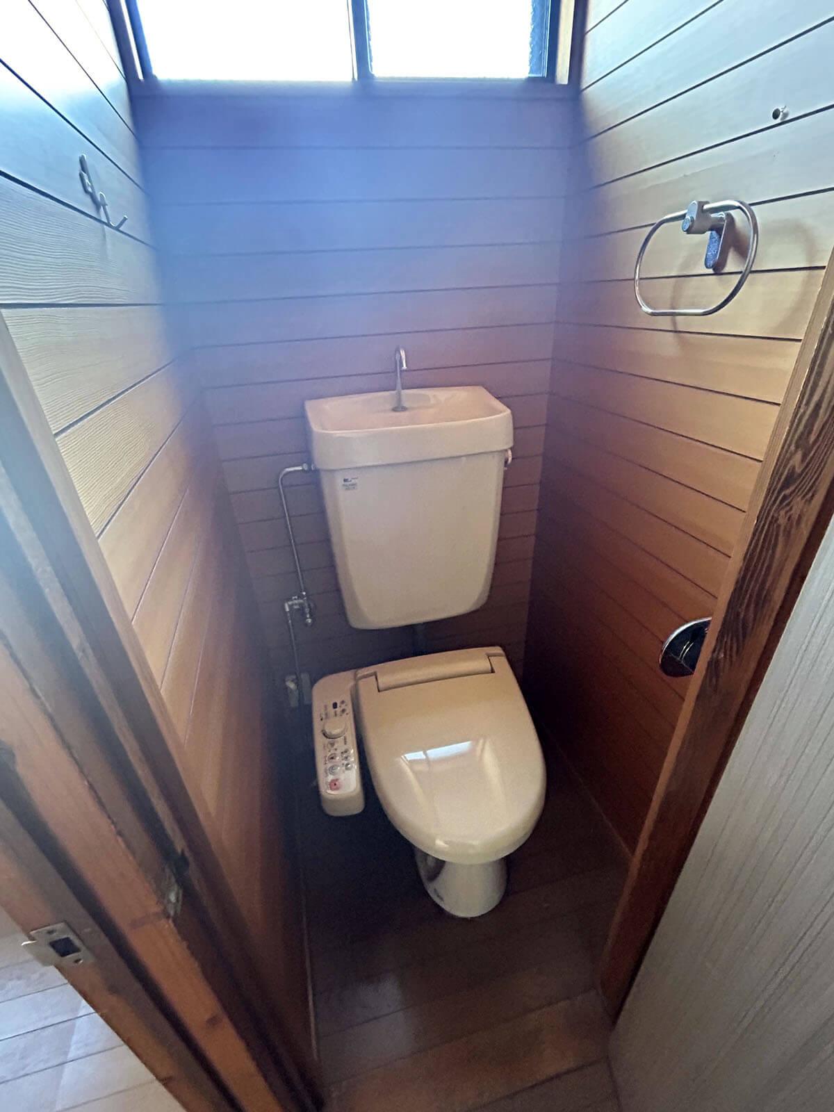 大田区大森中の賃貸物件/2F：座るとドアが閉まらない極小空間、トイレは1Fを使いましょう